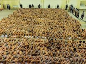 Εικόνες - σοκ από την μεταγωγή 2.000 σκληροπυρηνικών στη μεγαλύτερη φυλακή της Αμερικής (ΕΙΚΟΝΕΣ - VIDEO)