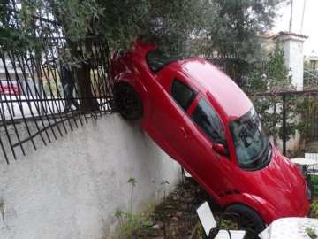 Θεσσαλονίκη: Αυτοκίνητο κύλησε στην αυλή σπιτιού