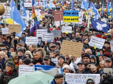 Βερολίνο: Διαδήλωση κατά της αποστολής όπλων στην Ουκρανία