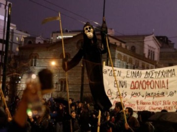 «Οι ζωές μας μετράνε»: Μαζικές πορείες διαμαρτυρίας σε Αθήνα και Θεσσαλονίκη για την τραγωδία στα Τέμπη