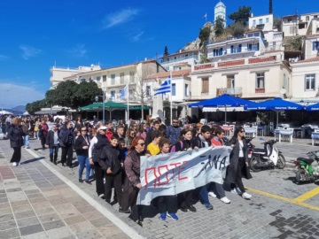 Πόρος - Τέμπη: Σιωπηλή διαμαρτυρία στο κέντρο του νησιού, μετά από το κάλεσμα των Εκπαιδευτικών του Αργοσαρωνικού (φωτογραφίες)