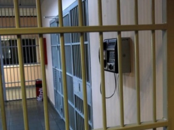 Κρατούμενος απέδρασε από το κρατητήριο με… τηλεκάρτα - Συνελήφθη αστυνομικός