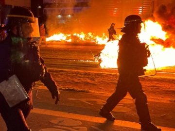Παρίσι: Συνεχίζονται οι συγκρούσεις ανάμεσα σε διαδηλωτές και αστυνομία - Με απαγόρευση συγκεντρώσεων απαντά ο Μακρόν 