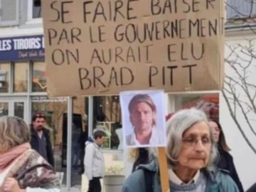 Γαλλία:Viral πλακάτ διαδηλώτριας - Για ποιο λόγο θα ψήφιζε Μπραντ Πιτ αντί για Μακρόν 