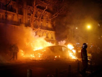 Γαλλία: Μια ακόμη νύχτα συγκρούσεων στο Παρίσι μετά την καταψήφιση των προτάσεων μομφής 