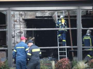 Νέα Σμύρνη: Φωτιά σε εστιατόριο επεκτάθηκε σε πολυκατοικία – Ένας τραυματίας, απεγκλωβίστηκαν 5 μεταξύ αυτών ένα βρέφος