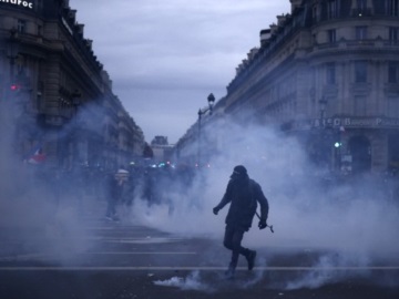 Γαλλία: 457 προσαγωγές, 441 τραυματισμοί αστυνομικών στις χθεσινές διαδηλώσεις