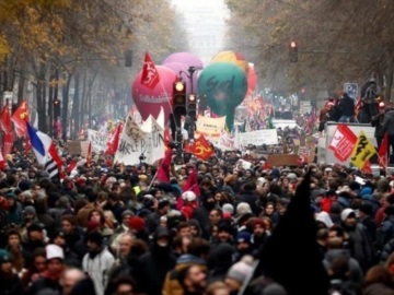 Γαλλία: Εννιά μέρες στους δρόμους τα συνδικάτα - Ο βασιλιάς Κάρολος ανέβαλε την επίσκεψη του 
