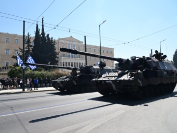 Σε εξέλιξη αυτή την ώρα η στρατιωτική παρέλαση στην Αθήνα (Δείτε LIVE)