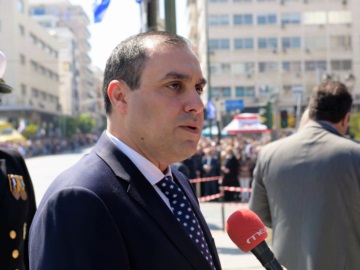 Ο Κώστας Κατσαφάδος, εκπρόσωπος της κυβέρνησης στην παρέλαση στον Πειραιά