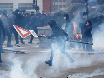 Γαλλία – διαδηλώσεις: Επεισόδια σε Νάντη, Ρεν, Παρίσι – Δεκάδες χιλιάδες αστυνομικοί επί ποδός σε όλη τη χώρα