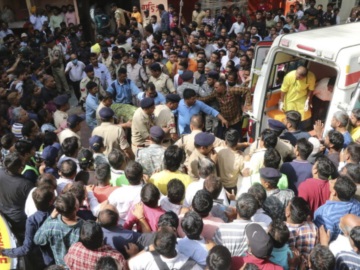 Iνδία: Στους 35 ανέβηκε ο αριθμός των θυμάτων από την κατάρρευση ινδουιστικού ναού