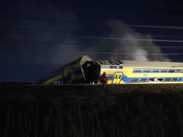 Εκτροχιασμός τρένου στην Ολλανδία- Συγκρούστηκε με μηχάνημα για έργα - Ένας νεκρός