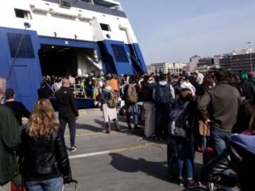 Κορυφώνεται η έξοδος για το Πάσχα - Γεμάτα φεύγουν πλοία, ΚΤΕΛ και αεροπλάνα - Live η κίνηση 