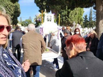 Αίγινα: Κατάνυξη και πλήθος πιστών στον Επιτάφιο του Κοιμητήριου της Αγίας Ειρήνης