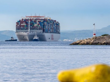 Στον Πειραιά ένα από τα μεγαλύτερα πλοία μεταφοράς κοντέινερ στον κόσμο