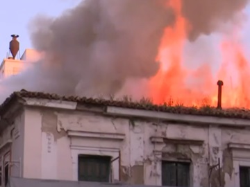 Φωτιά στην Αιόλου: Φόβοι κατάρρευσης του εγκαταλελειμμένο κτηρίου – Στις φλόγες διπλανό εστιατόριο