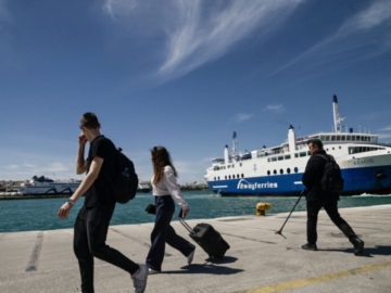 Πρωτομαγιά: Αναχωρούν οι εκδρομείς για το τριήμερο – Αυξημένη κίνηση στο λιμάνι του Πειραιά