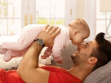 Μεταφορά άδειας μητρότητας στον πατέρα για διάστημα έως και επτά μηνών