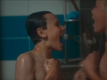  «Αγόρια στο ντους»: Αντιδράσεις με ερωτική ταινία που προβλήθηκε σε μαθητές Δημοτικού