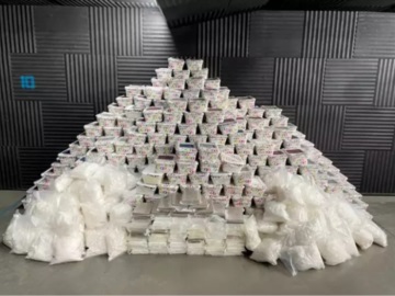 Βρέθηκαν 420 κιλά κοκαΐνης στο λιμάνι του Πειραιά – Βίντεο από τον εντοπισμό