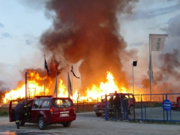 Φωτιά σε παλιό εργοστάσιο με μοκέτες στη Λάρισα 