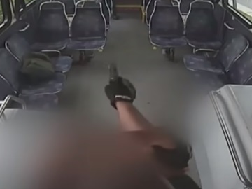 Βίντεο σοκ: Ανταλλαγή πυρών οδηγού και επιβάτη σε εν κινήσει λεωφορείο