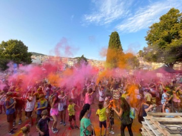 Αίγινα: Το φεστιβάλ χρωμάτων ταξιδεύει στην Αίγινα!