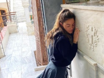 Στην Αίγινα η Μαρία Μενούνος: Πήγε στον τάφο του Αγίου Νεκταρίου-«Τον άκουσα! Έκλαιγα με λυγμούς»