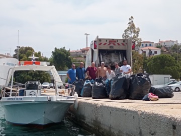 Πόρος: Δράση εθελοντικού καθαρισμού παραλίας του Πόρου από την Καθετή και επιχειρηματίες θαλάσσιου τουρισμού (φωτογραφίες) 