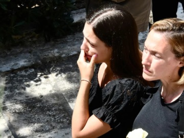 Γιώργος Γεωργίου: «Λύγισαν» η γυναίκα και η κόρη του στην κηδεία του δημοσιογράφου 
