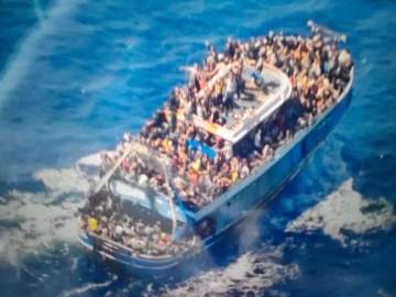 Ναυάγιο στην Πύλο: Φωτογραφία - ντοκουμέντο πριν από τη βύθιση του πλοίου - Εκατοντάδες πρόσφυγες στοιβαγμένοι...