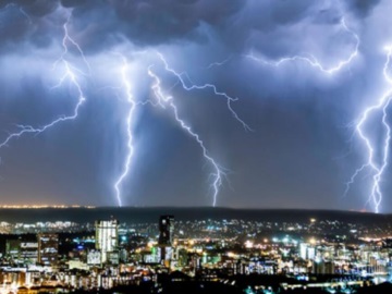 Βροχές και καταιγίδες από τη Θεσσαλονίκη μέχρι την Αττική