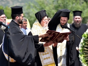 Στα Τέμπη ο Οικουμενικός Πατριάρχης – Τέλεσε τρισάγιο στη μνήμη των θυμάτων
