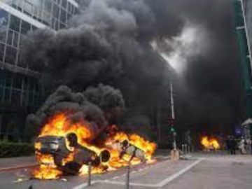 Γαλλία - Κοινωνική έκρηξη και έκτακτα μέτρα: Απαγόρευση συγκεντρώσεων και “χειρόφρενο” στα μέσα μεταφοράς