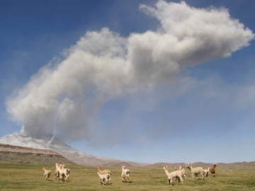 «Βρυχάται» το ηφαίστειο Ουμπίνας στο Περού – Θέμα χρόνου η κήρυξη κατάστασης εκτάκτου ανάγκης