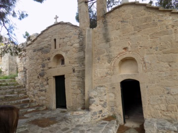 Αίγινα: Το βυζαντινό μνημείο της Αγίας Κυριακής στην Παλαιά Χώρα.