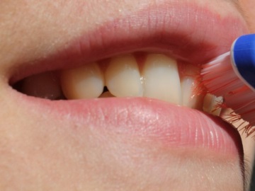 Έρευνα: Πώς συνδέεται η καλή φροντίδα των δοντιών με την υγεία του εγκέφαλου