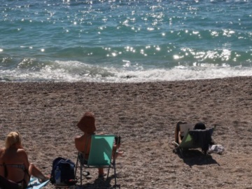 Αττική: Σε ποια τμήματα ακτών της Περιφέρειας δεν επιτρέπεται φέτος η κολύμβηση - Τι ισχύει για τις παραλίες του Πειραιά;