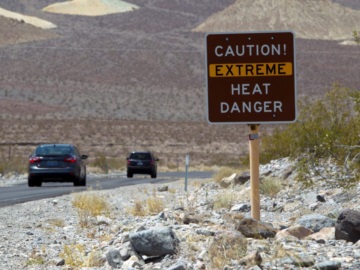 ΗΠΑ: Τουρίστες συρρέουν στην Κοιλάδα του Θανάτου για να βιώσουν την υψηλότερη θερμοκρασία στην Γη