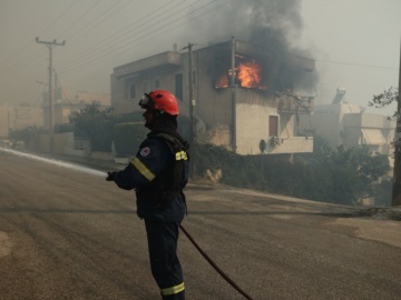 Φωτιά στον Κουβαρά - Η πυρκαγιά κάλυψε 12 χιλιόμετρα σε δύο ώρες λόγω των ισχυρών ανέμων