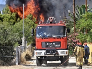 Σε εξέλιξη η πυρκαγιά στα Δερβενοχώρια - Διάσπαρτες εστίες στο Λουτράκι - Σε ύφεση η φωτιά στο Καπαρέλλι - Ξεκίνησαν ρίψεις τα εναέρια μέσα