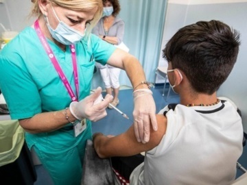 Ανακτά ορμή ο εμβολιασμός των παιδιών διεθνώς μετά την μείωσή του τα χρόνια της πανδημίας του νέου κορονοϊού