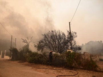 Καίγονται σπίτια στη Νέα Ζωή Μάνδρας - Εκκλήσεις για εκκενώσεις (βίντεο, εικόνες)
