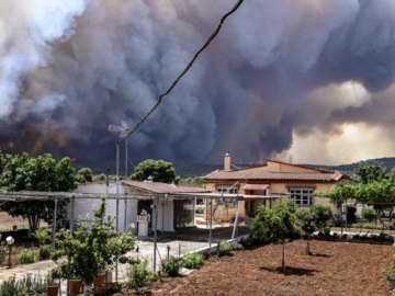Κόλαση φωτιάς σε Μάνδρα και Νέα Ζωή – Καίγονται σπίτια, απομακρύνονται κάτοικοι (βίντεο)