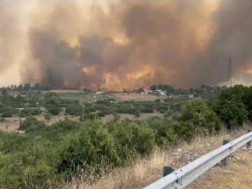 Μεγάλη αναζωπύρωση της φωτιάς ανάμεσα σε Μάνδρα-Μέγαρα, απειλούνται σπίτια - Μήνυμα 112 για εκκένωση 4 περιοχών
