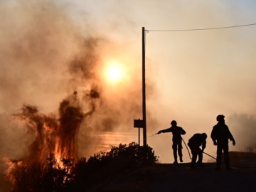 Συνεχίζεται σε όλα τα μέτωπα η μάχη για την κατάσβεση της πυρκαγιάς στη Ρόδο