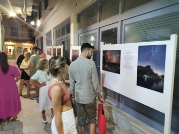 Πόρος: Ο έναστρος ουρανός από τη ματιά του Βαγγέλη Καΐκα σε μια υπαίθρια έκθεση στο κέντρο του νησιού 