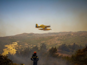 Φωτιές σε Κέρκυρα, Ρόδο, Αίγιο και Κάρυστο: Μαζικές εκκενώσεις οικισμών