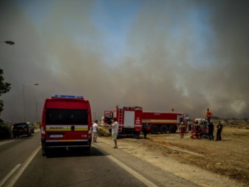 Ρόδος: Υπό ιδιαίτερα αντίξοες καιρικές συνθήκες δίνεται η μάχη για την κατάσβεση της πυρκαγιάς - Σε εξέλιξη τα μέτωπα σε Κάρυστο, Αίγιο και Υλίκη